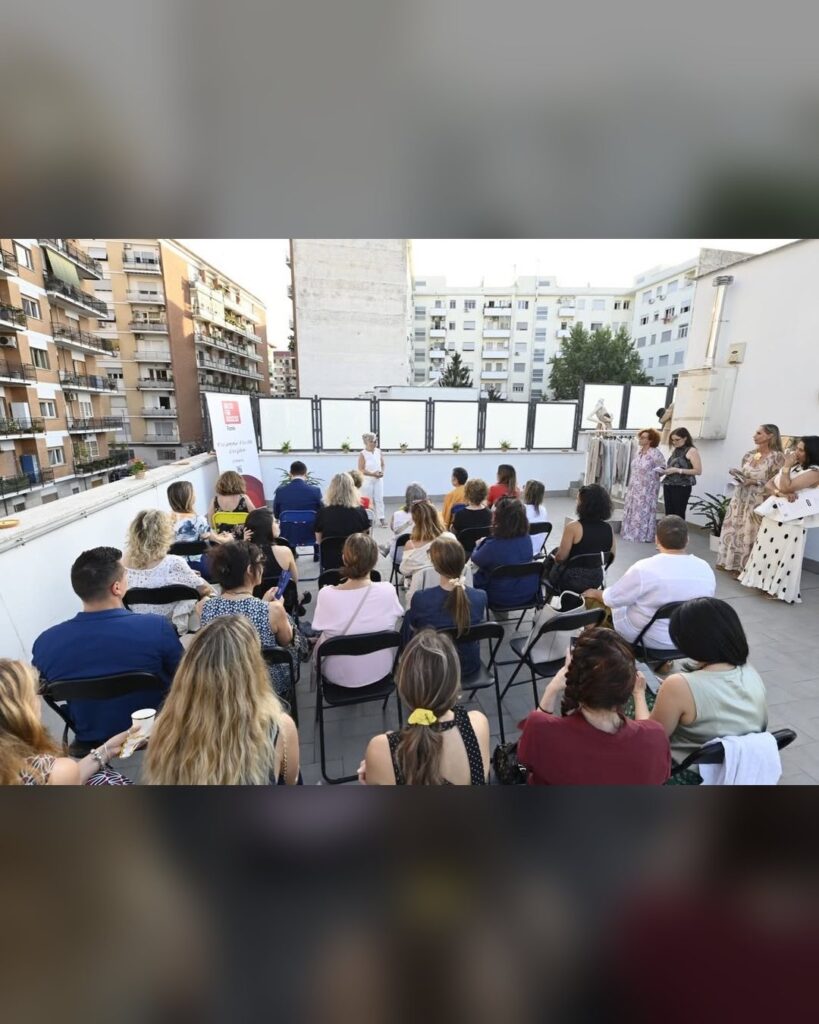 Il pubblico in terrazza durante la serata Consapevolezza e Fiducia di Dress for Success Rome
