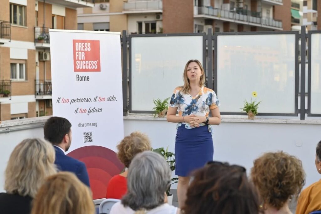 Un intervento in terrazza durante la serata Consapevolezza e Fiducia