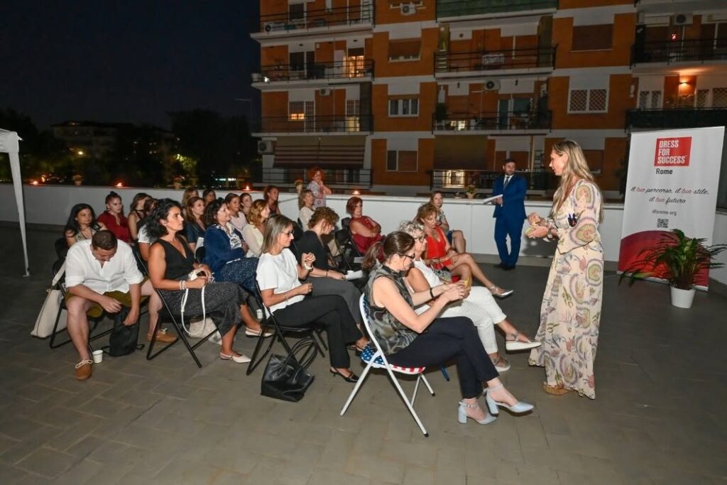 Il pubblico della serata Consapevolezza e Fiducia al tramonto
