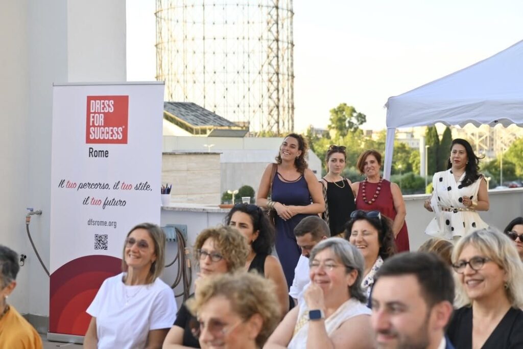 Il pubblico della serata con il Gazometro sullo sfondo