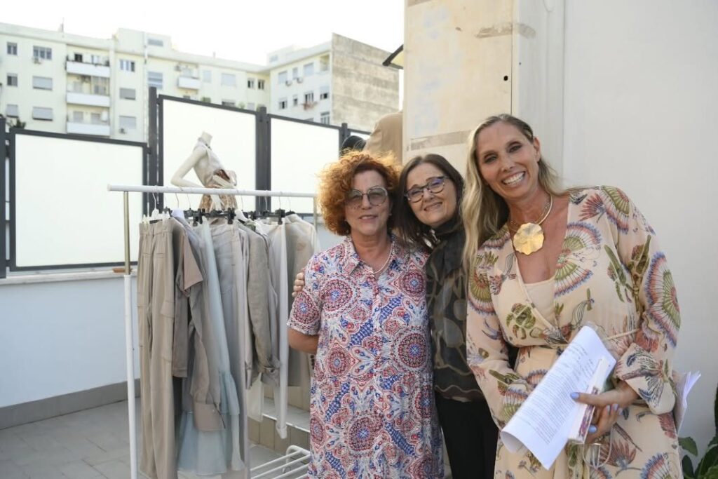 Volontarie di Dress for Success Rome con gli abiti esposti