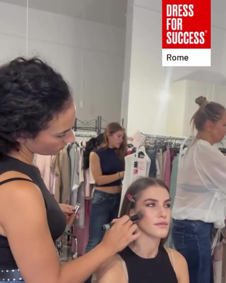 Il trucco di una modella prima dello shooting di Dress for Success Rome