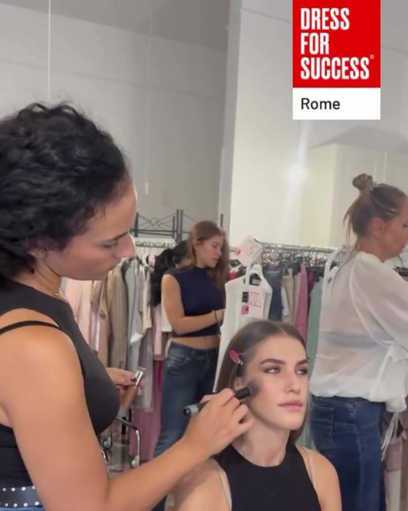 Il trucco di una modella prima dello shooting di Dress for Success Rome