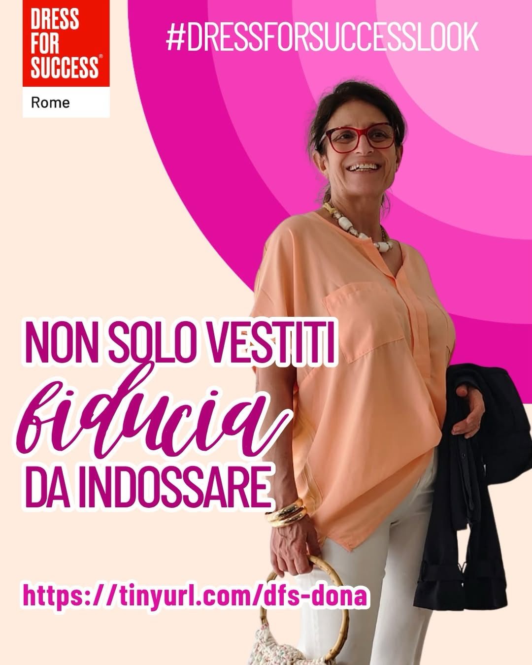 Donna sorridente con camicia pesca e borsa: Non solo vestiti, fiducia da indossare – Dress for Success Rome