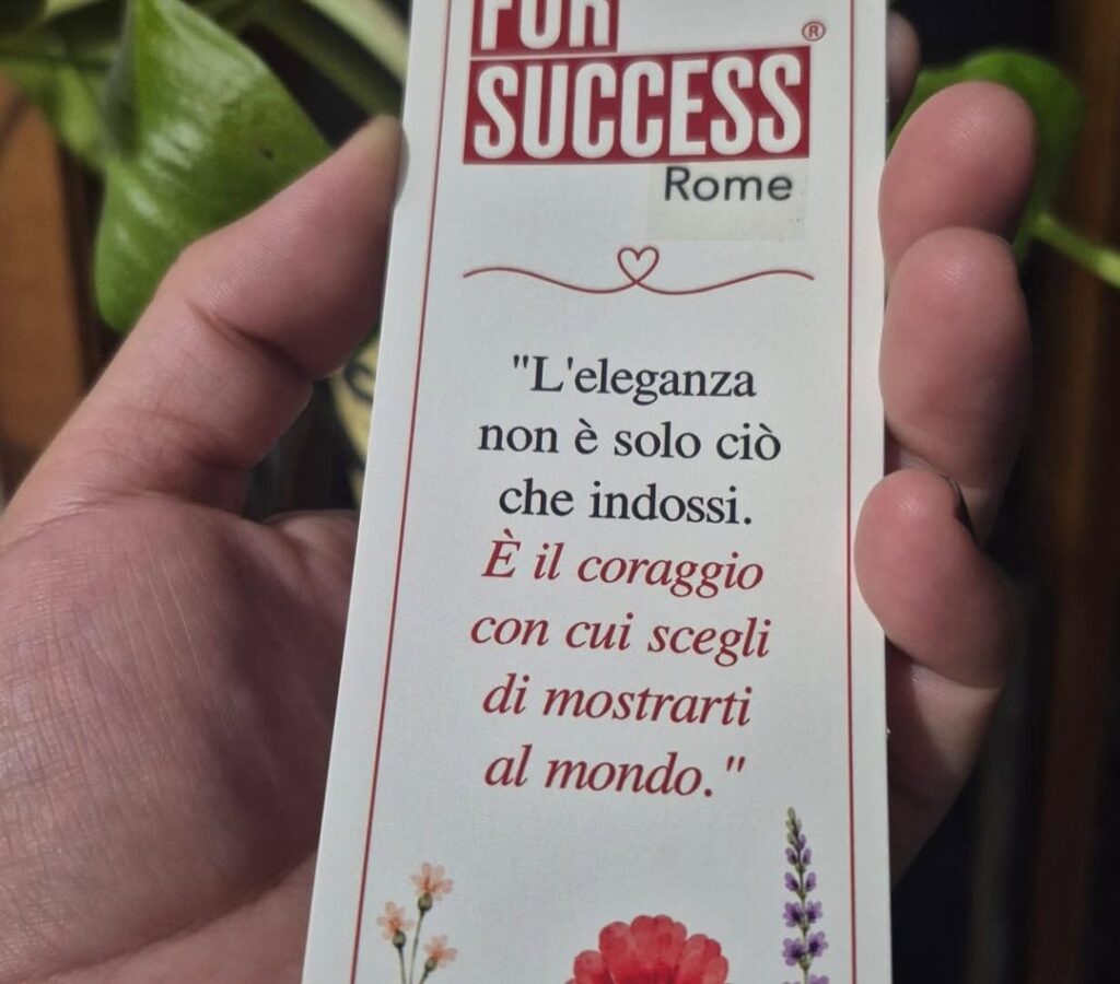 Segnalibro di Dress for Success Rome con la frase sull'eleganza e il coraggio