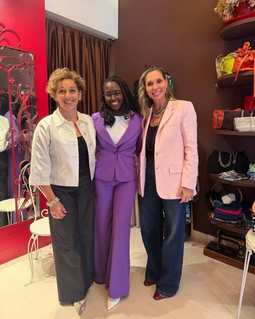 Brinsan con il tailleur viola su misura nell'Atelier Mia Carmen