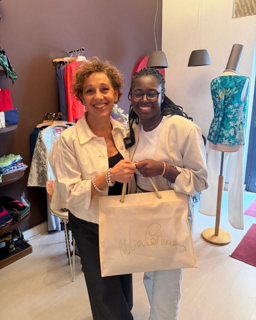 Brinsan sorridente con la busta dell'Atelier Mia Carmen